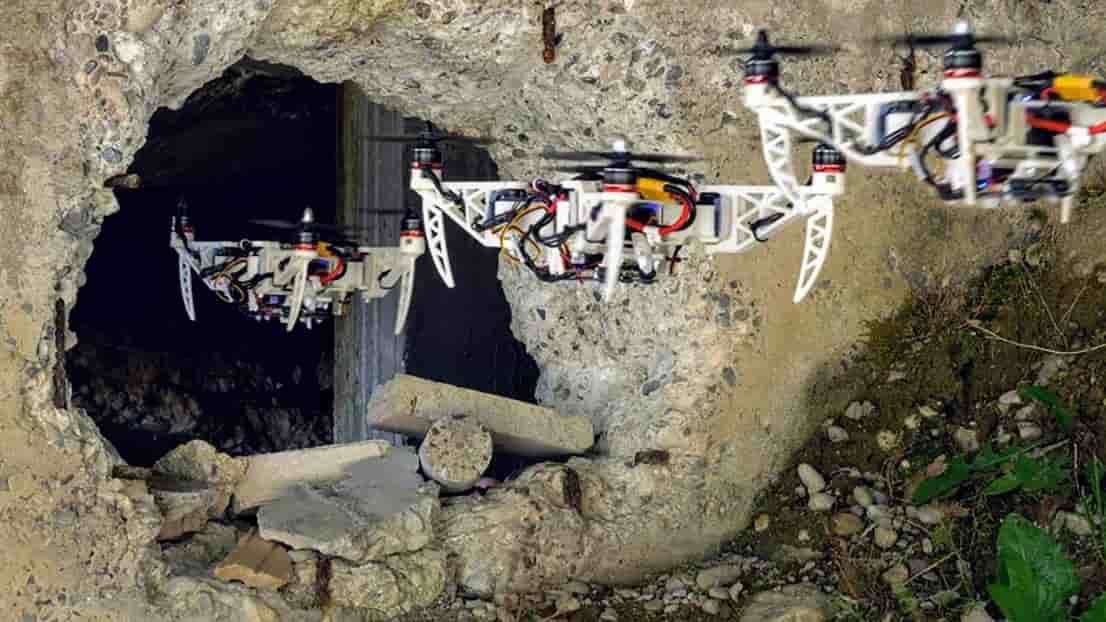 La capacité du drone à replier ses bras lui permet d'accéder à des passages étroits.