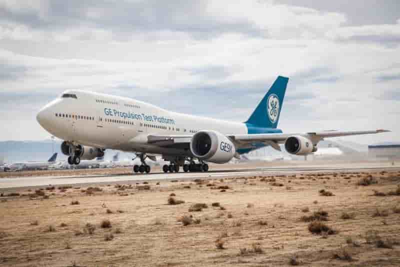 Le GE9X sous aile du 747 banc d'essais volant de General Electric, au cours du décollage du premier vol, le 13 mars 2018.