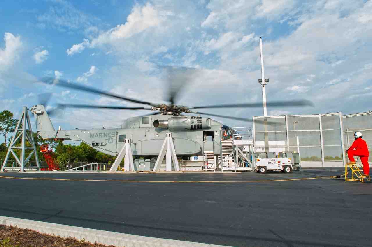 Le Sikorsky CH-53K, lors de ses essais au sol. L'appareil a été commandé par le corps des Marines américains.