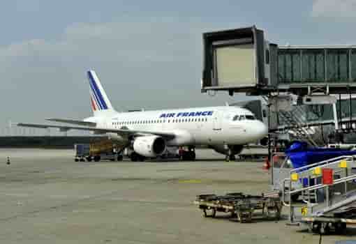 Sur les 1 405 départs volontaires annoncés, près de 800 concernent les aéroports parisiens et régionaux.