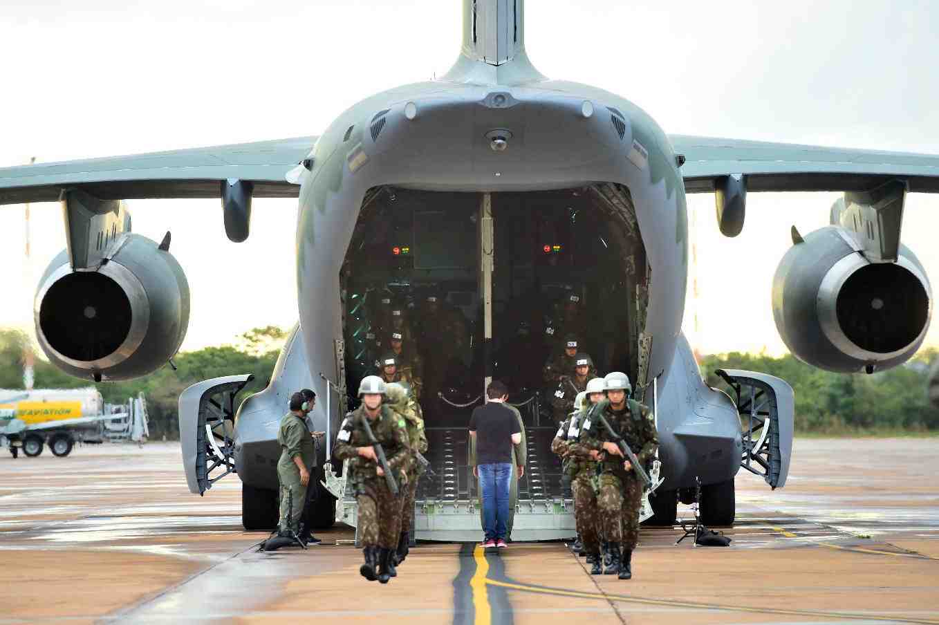 Embraer a procédé aux essais de désembarquement de troupes avec son KC-390.