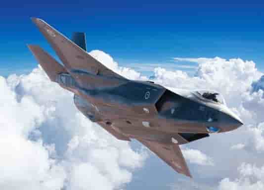 Le ministre singapourien de la défense a déclaré, à la suite d'une visite effectuée sur la base de Luke AFB, que Singapour n'a pas d'urgence à acquérir des F-35.