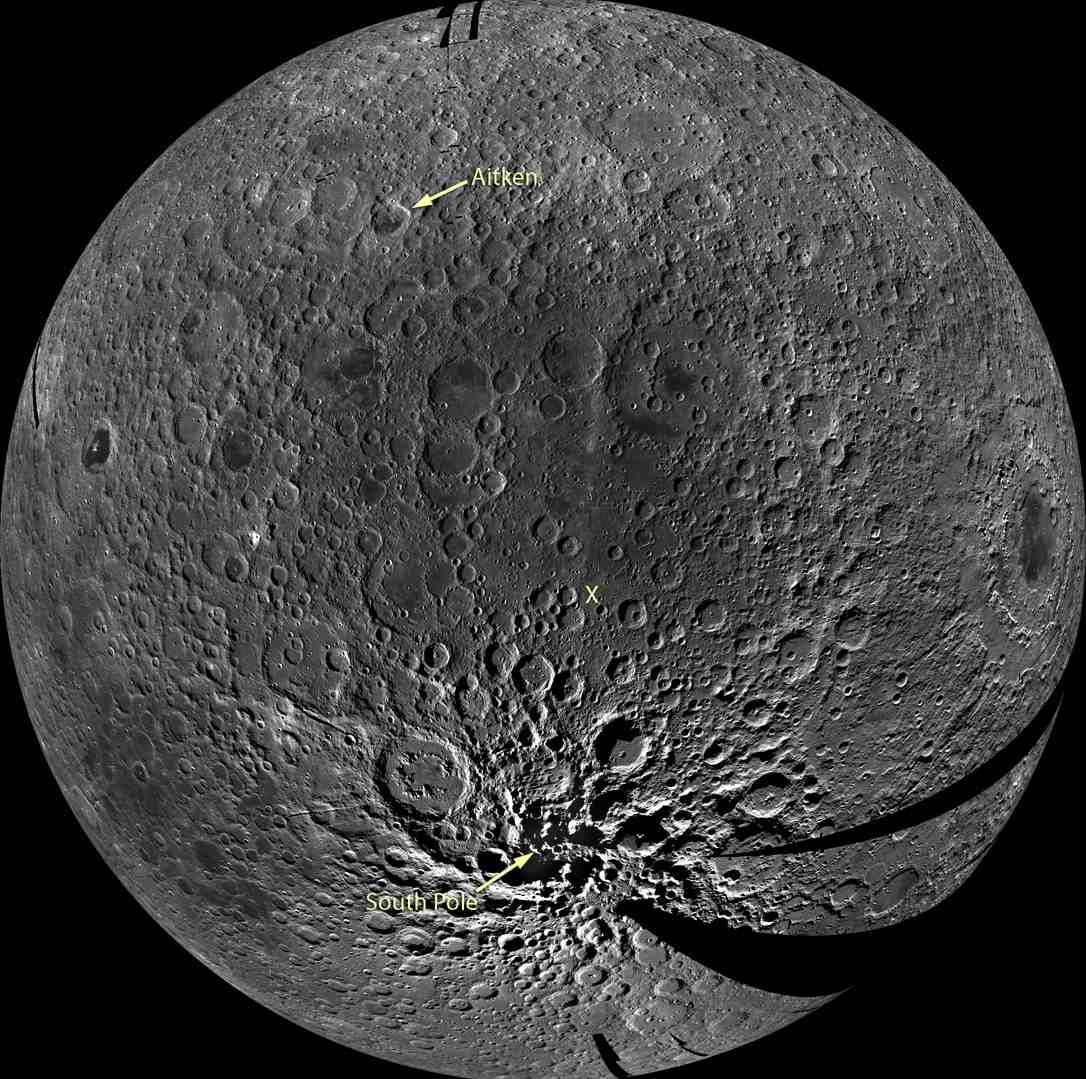 Mosaïque d'images de la sonde américaine LRO centrée sur le milieu du bassin Aitken