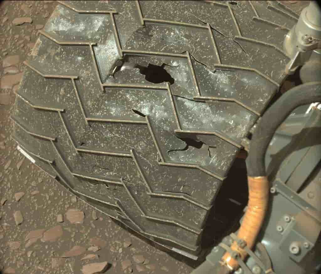 Les roues motrices de Curiosity sont régulièrement inspectées