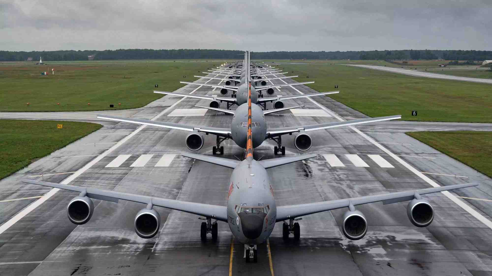 Elephant walk sur la base de McGuire-Dix-Lakehurst avant l'opération Centennial Contact : 1 KC-135, 8 KC-46 et 5 C-17 allignés.