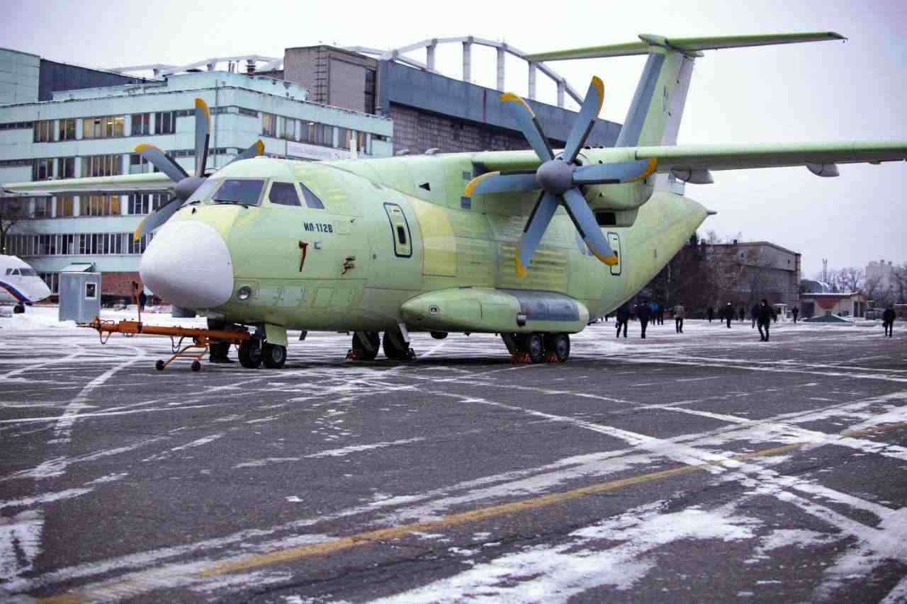 L'Iliouchine IL-112V se dirige vers les essais en vol.