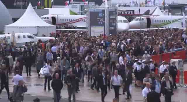 L'édition 2015 du Salon du Bourget avait réuni 2 303 exposants internationaux et 150 000 visiteurs professionnels.
