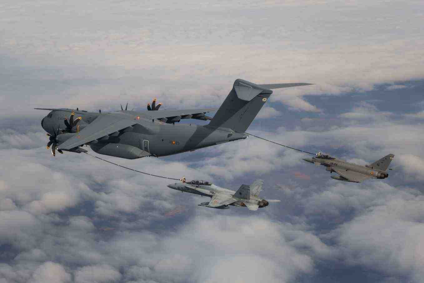 Un A400M espagnol ravitaille un Eurofighter Typhoon et un F-18.