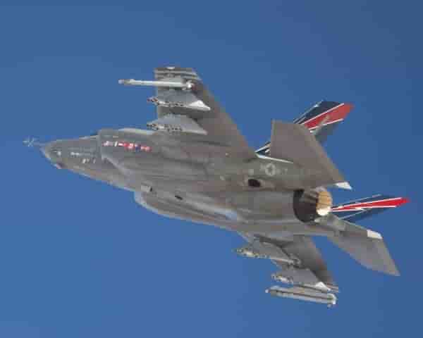 F35 vole-avec-des-charges-externes