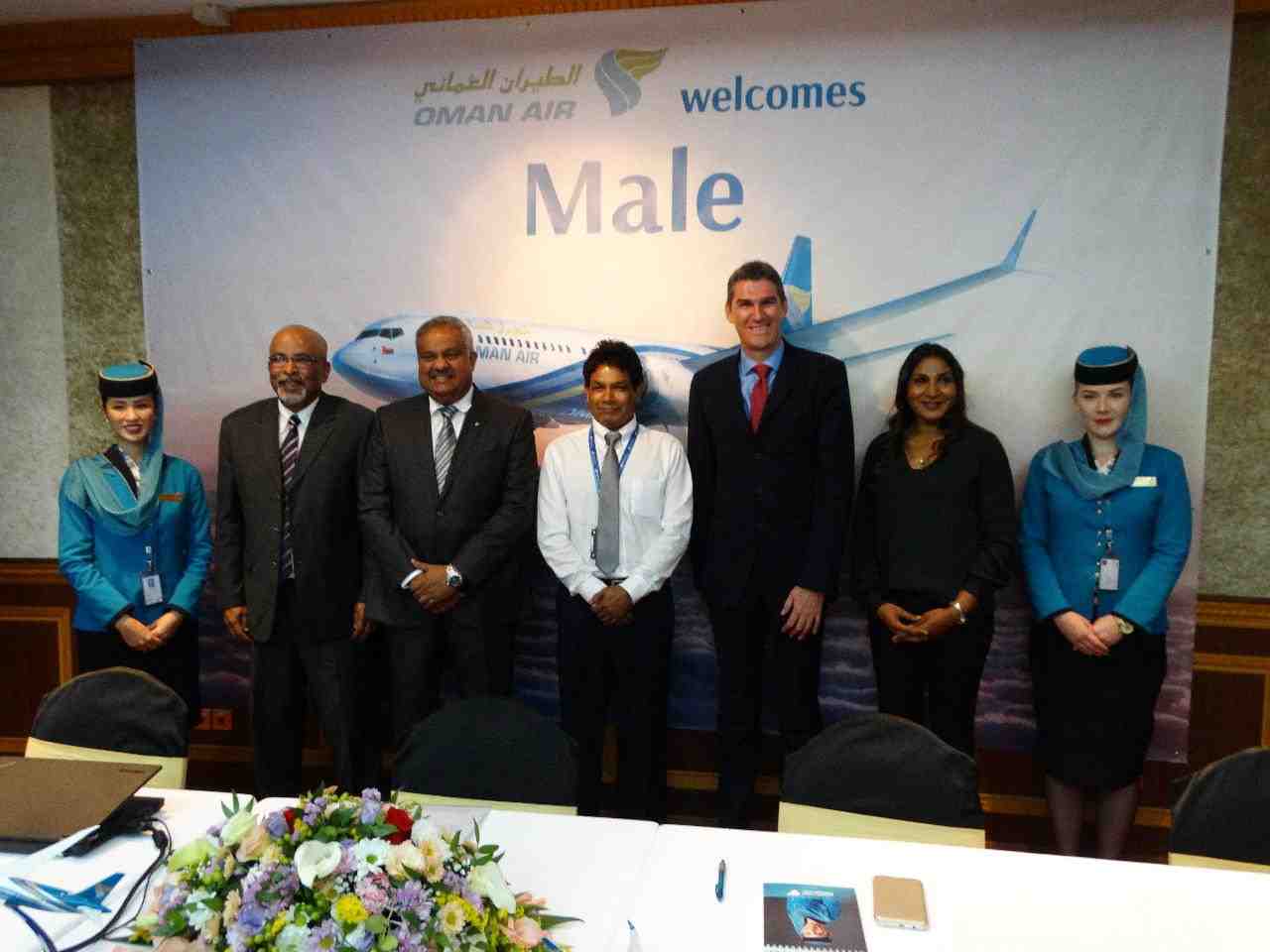 Paul Starrs, directeur commercial d'Oman Air (troisième en partant de la droite) lors de l'inauguration du vol Mascate-Malé