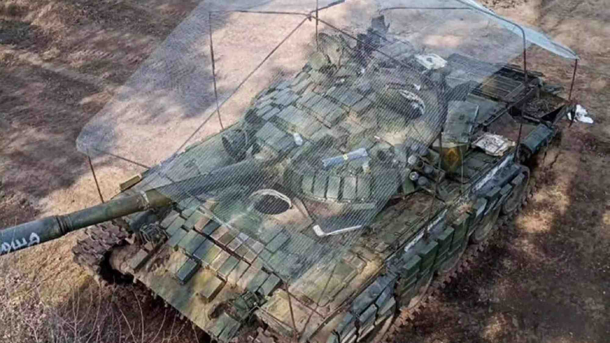 Char de combat T-72B russe équipé d'une cage anti-drone l'empêchant de tourner sa tourelle.