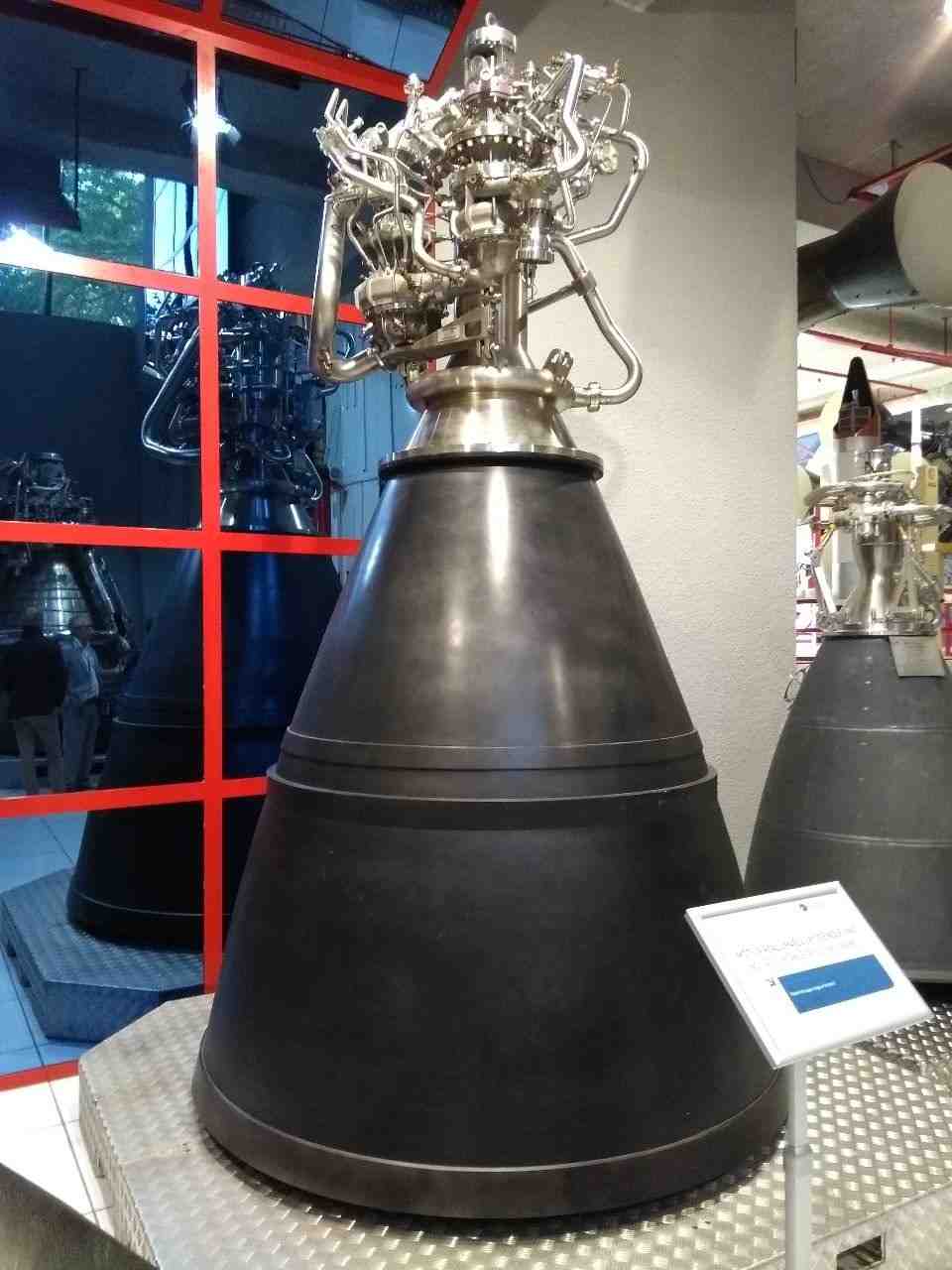 Maquette échelle 1 du moteur Vinci (4,2 m de haut) présentée au musée d'entreprise d'ArianeGroup de Vernon