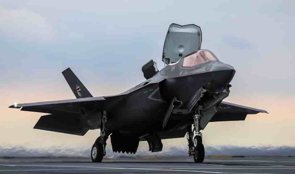 Un F-35B réalise un appontage court sur le Queen Elizabeth