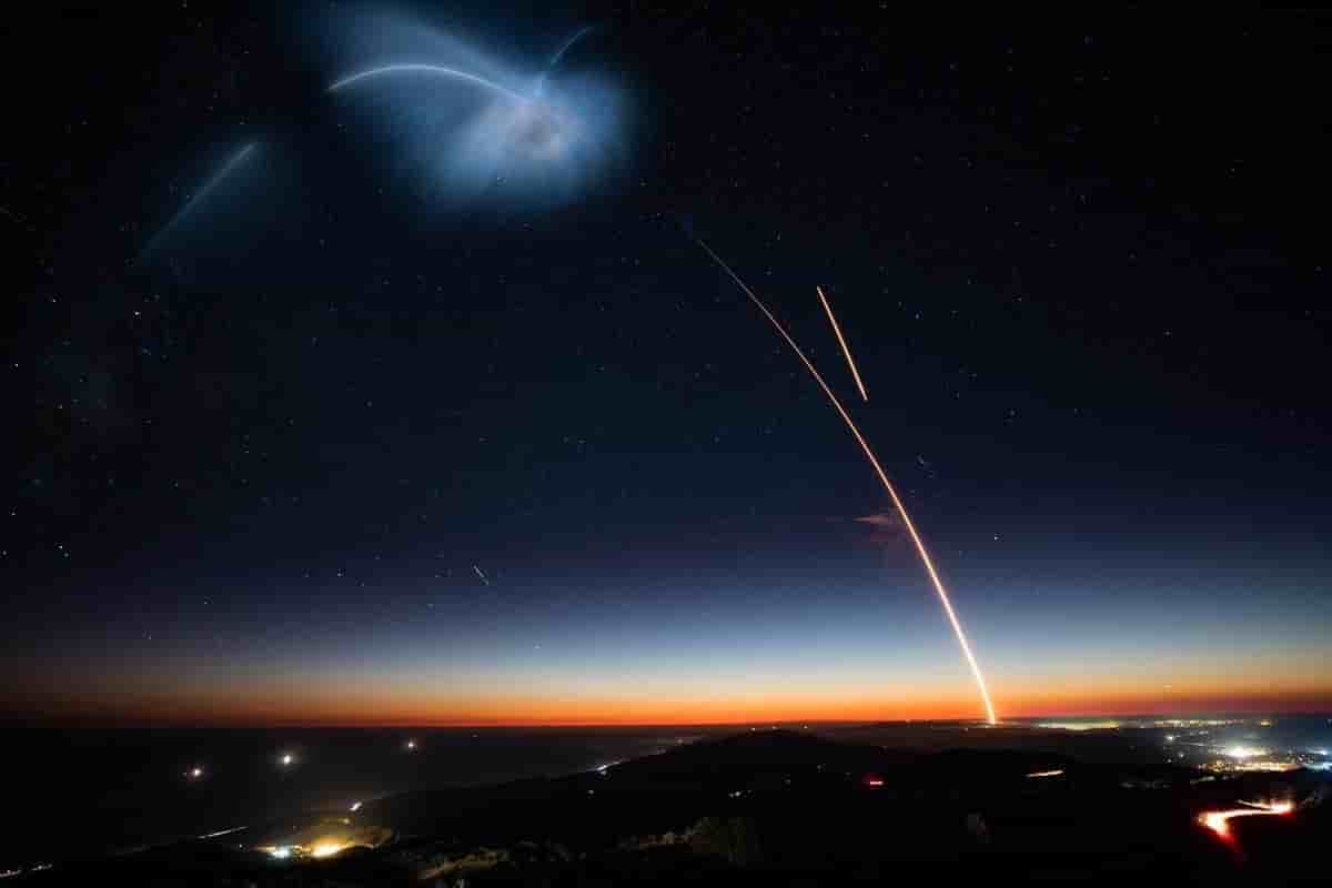 Le trajet du premier étage du lanceur dans le ciel de Californie