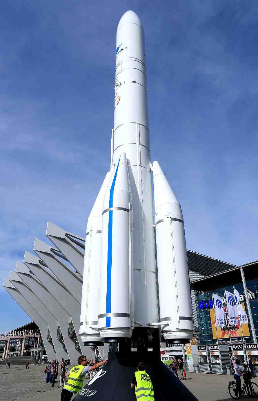 Installation d'une maquette de 17 m de haut à l'entrée du Centre de congrès de Brême, quelques jours avant l'IAC 2018