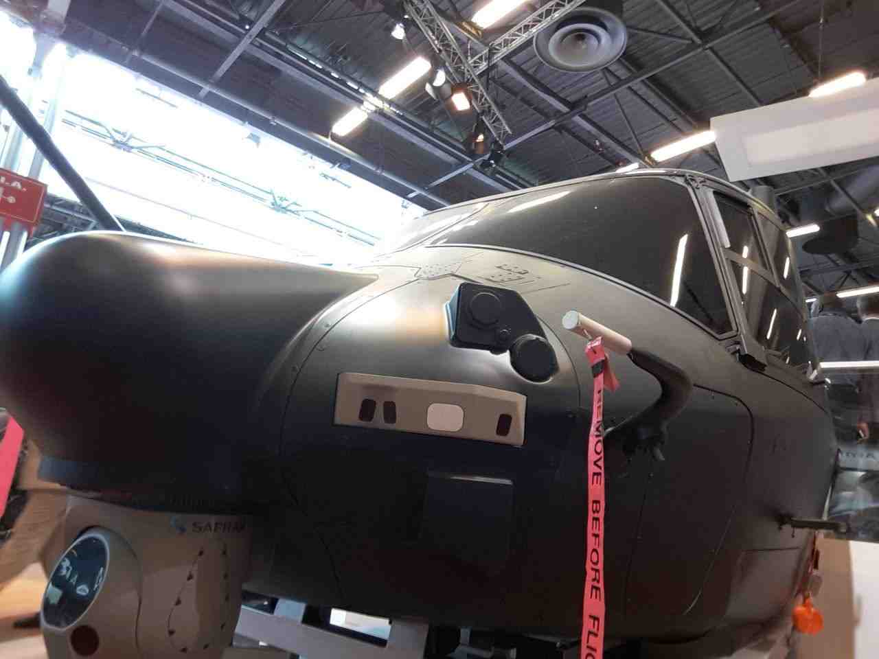 Le système Eurofl’eye monté sur une reproduction d'un nez de NH90
