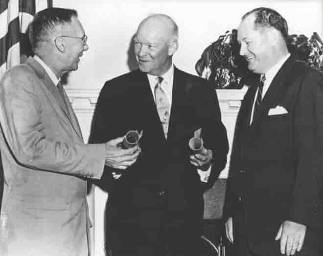 Dwight Roosevelt entouré de T. Keith Glennan (à droite), premier administrateur de la NASA, et de Hugh L. Dryden (à gauche), administrateur adjoint.