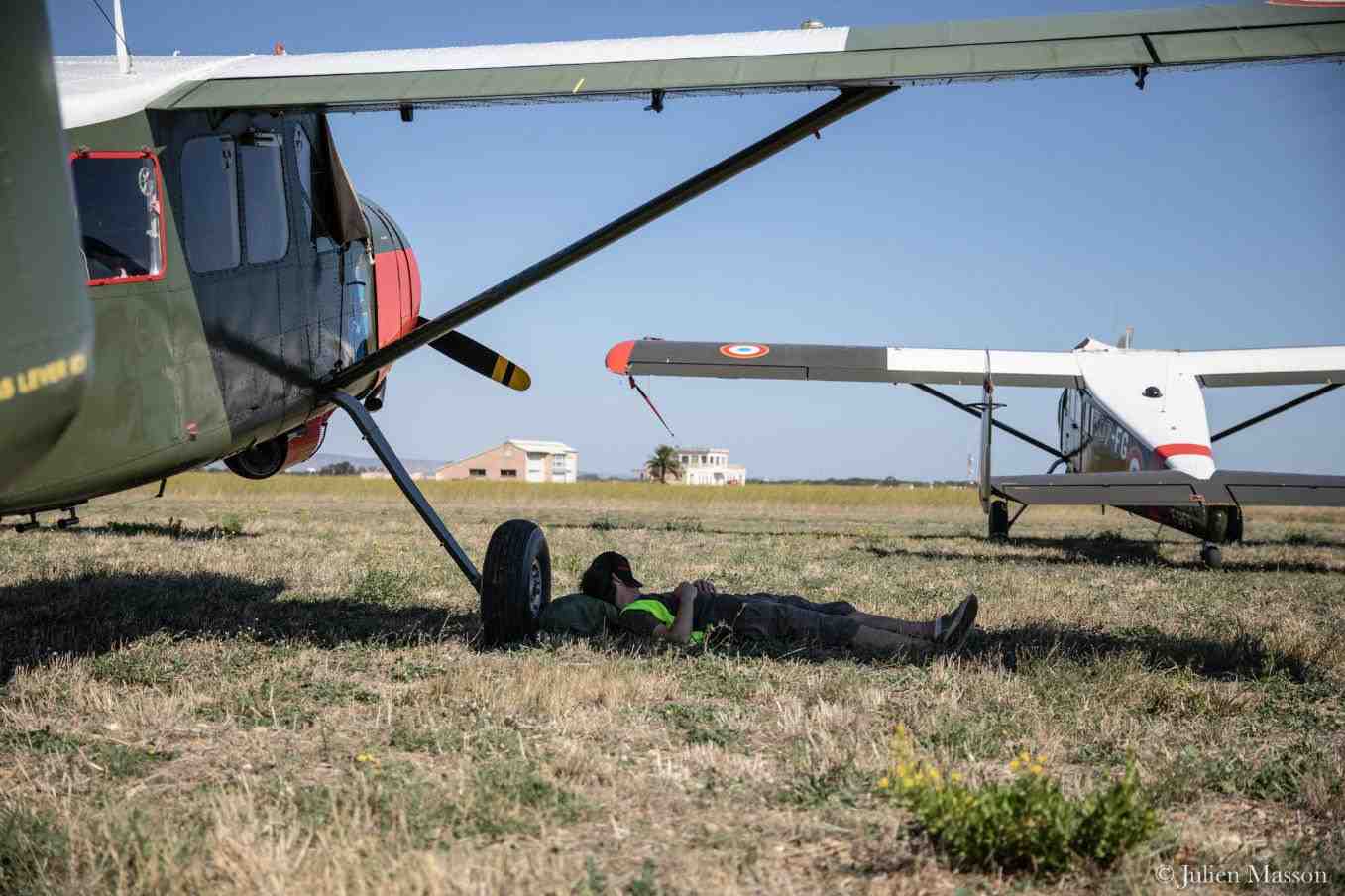 Broussard et équipage au repos lors d'une escale du Raid Latécoère.