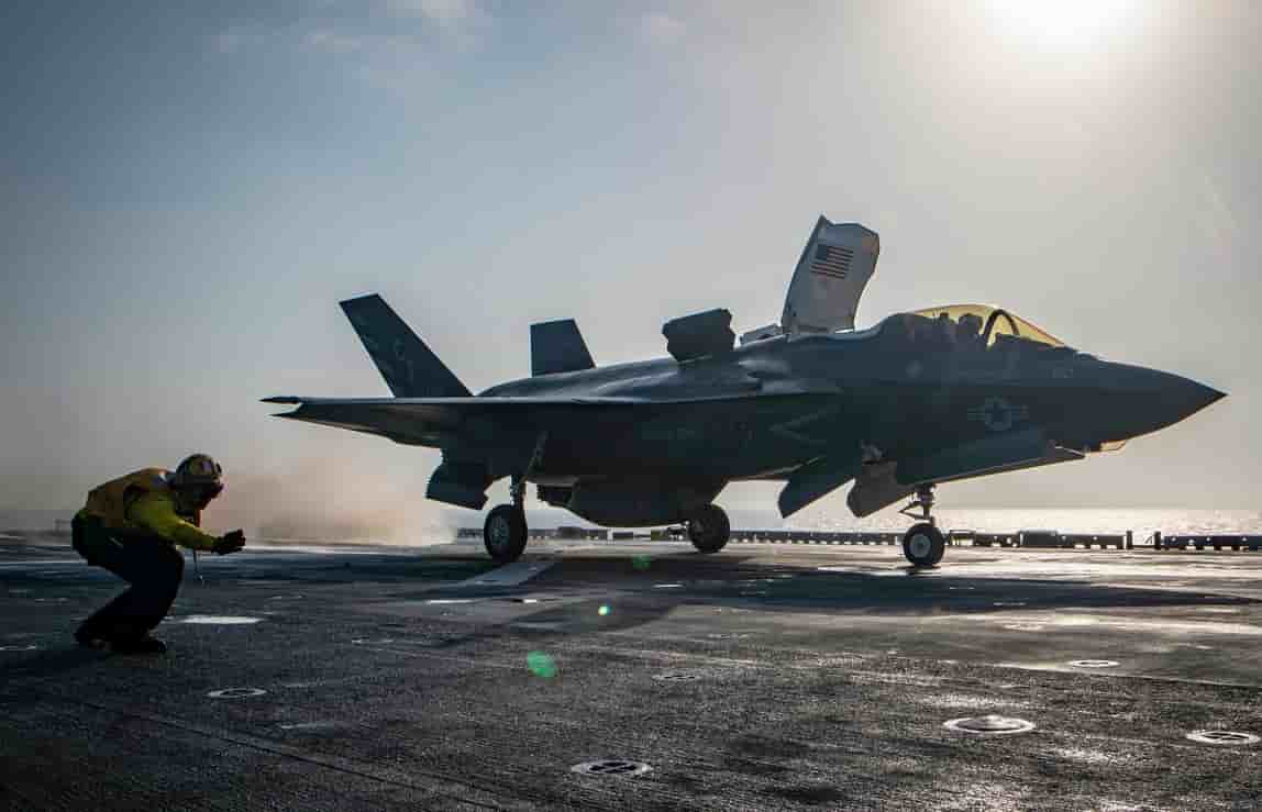Un F-35B, déployé sur l'USS Essex, part en mission.