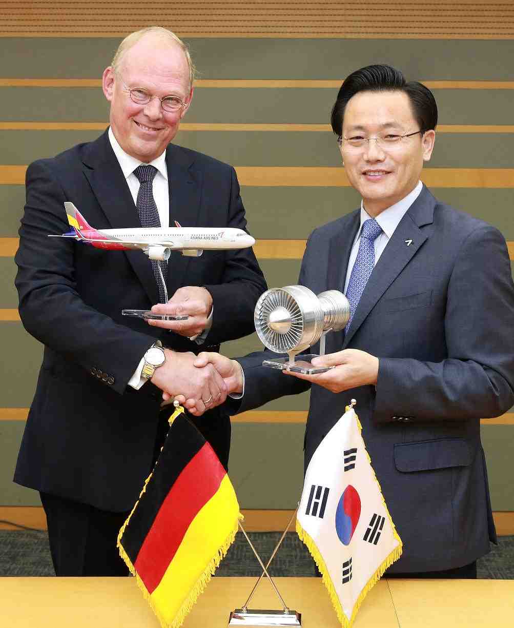 Signature du contrat entre Asiana et MTU Maintenance.