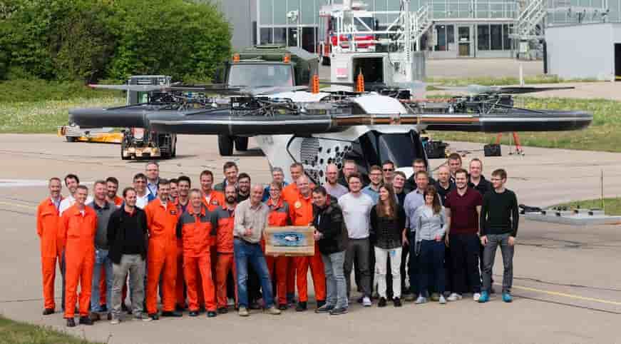 L'équipe de City Airbus pose devant son démonstrateur à l'issue du premier vol, réalisé le 3 mai 2019.