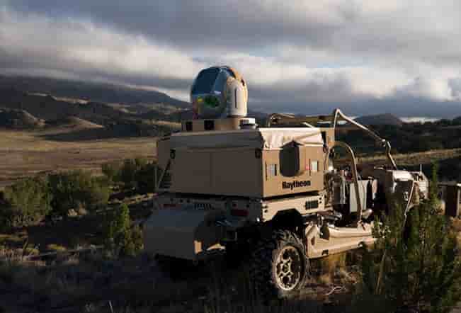 Le laser de Raytheon monté sur un véhicule tout terrains