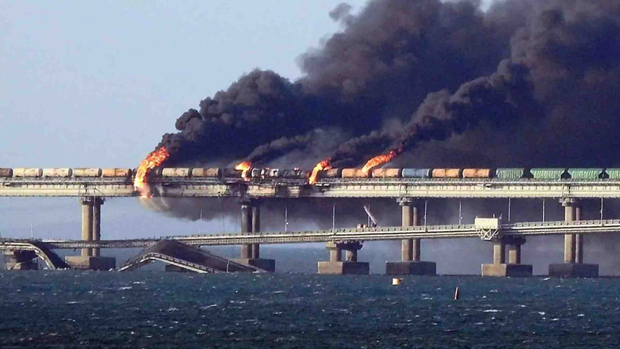 Octobre 2022, les ponts routiers et ferroviaire de Crimée sont détruits ou sérieusement endommagés suite à l'explosion d'un camion.