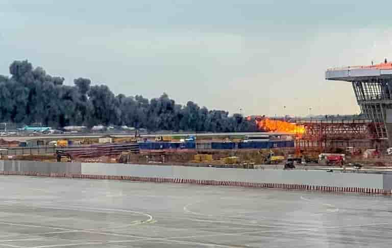 Le panache de fumée du Sukhoi Superjet 100 d'Aeroflot en feu sur le tarmac de Moscou-Cheremetievo.