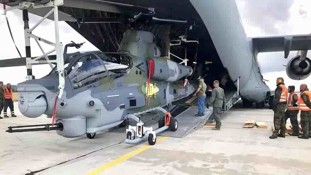 Sortie d'un des deux AH-1Z Viper tchèques du C-17 Globemaster de l'USAF.