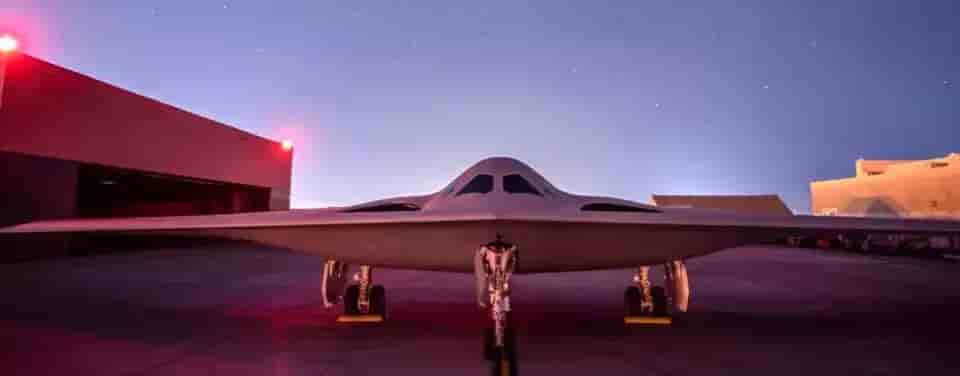 Le premier B-21 Raider sur la base aérienne Plant 42.