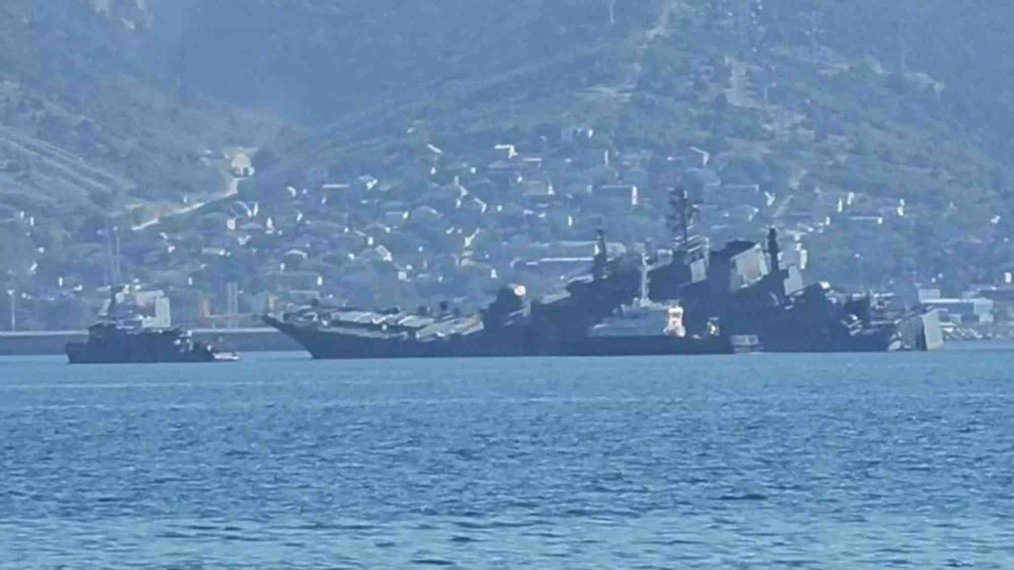 Forte gîte pour un LST Ropucha après avoir été touché par un drone maritime ukrainien.