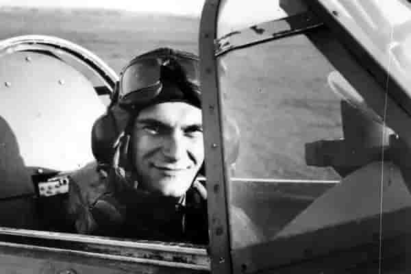 René Mouchotte à bord de son chasseur Hawker Hurricane de la RAF.