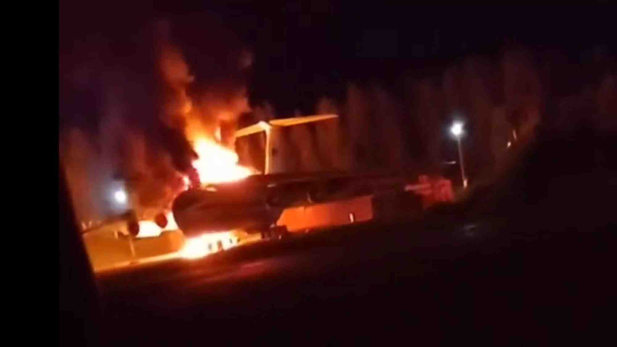 Il-76 Candid russe en feu sur l'aéroport de Pskov.