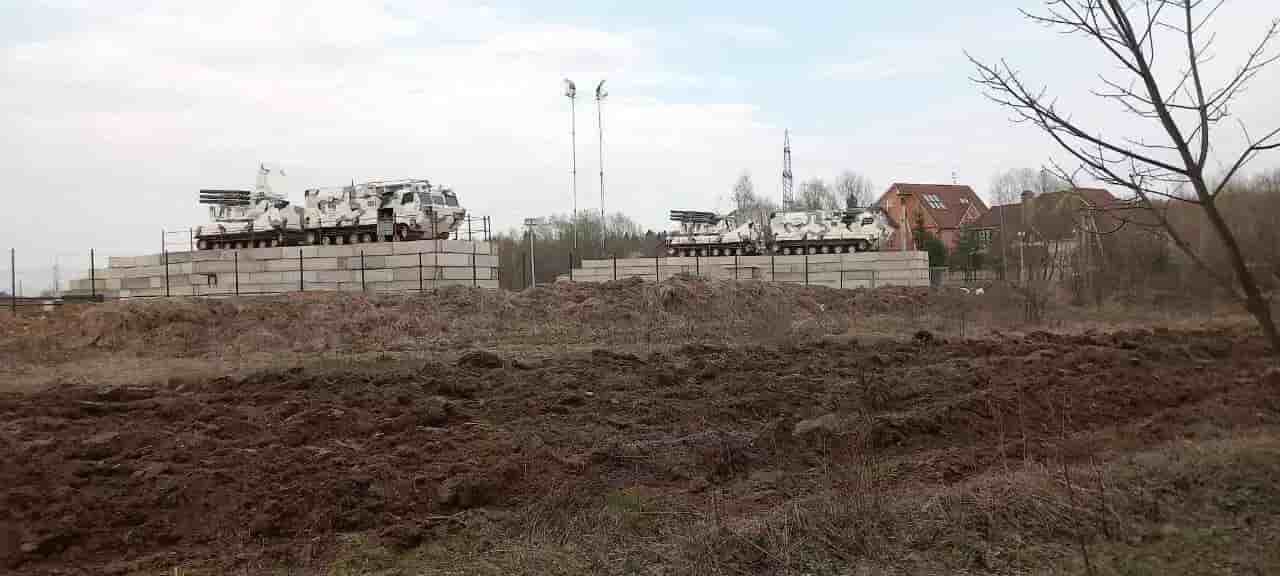 Deux Pantsir-SA sur des monticules dans la banlieue de Moscou.