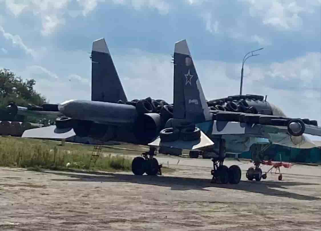 Su-34 Fullback russe recouvert de pneus.