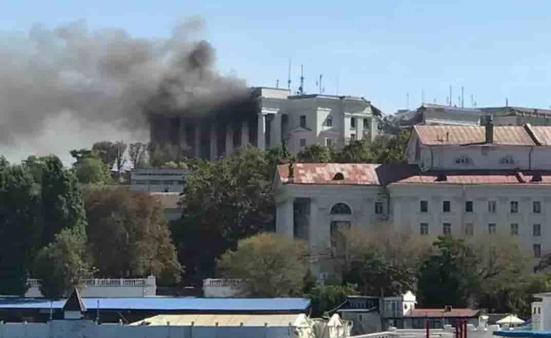 QG de la Flotte russe de la mer Noire en feu après une attaque de missile ukrainien. Il est possible de voir que la façade est s'est effondrée.