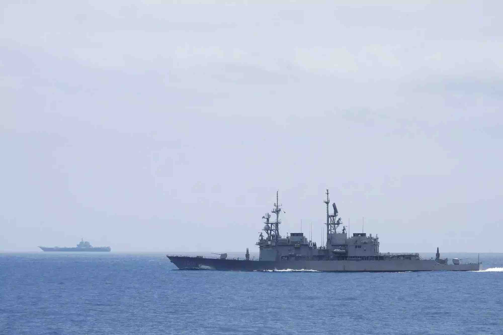 un navire de guerre taïwanais surveillant le Shandong, un porte-avions chinois