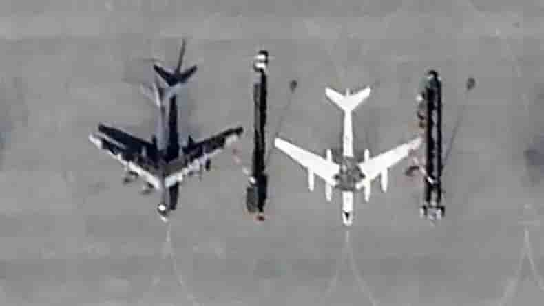Un bombardier stratégique Tu-95 russe à côté d'une peinture au sol d'un Tu-95 sur la base aérienne d'Engels-2.