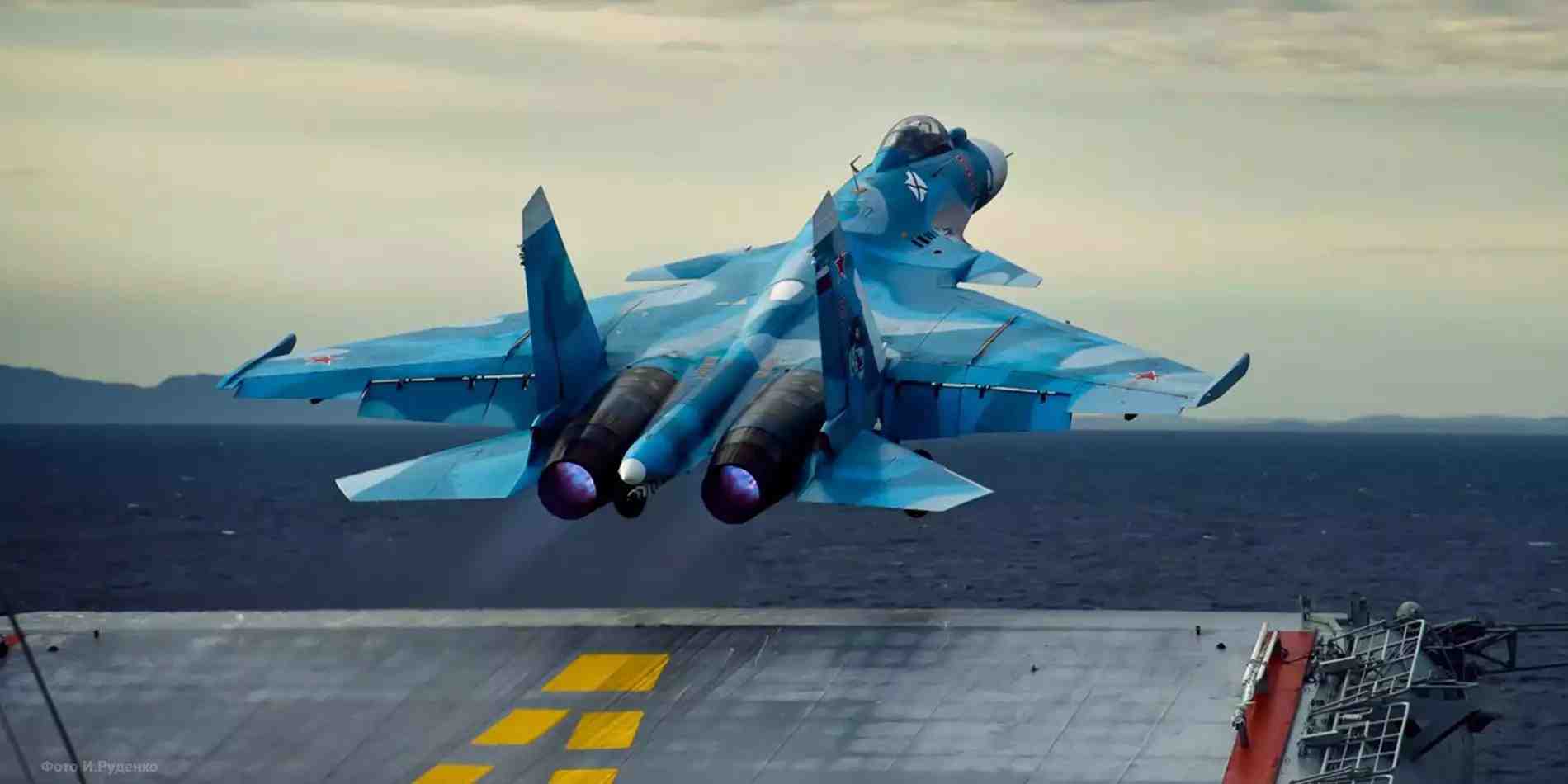 Avion de combat Su-33 lancé depuis le pont d'envol du porte-avions russe Amiral Kouznetsov.