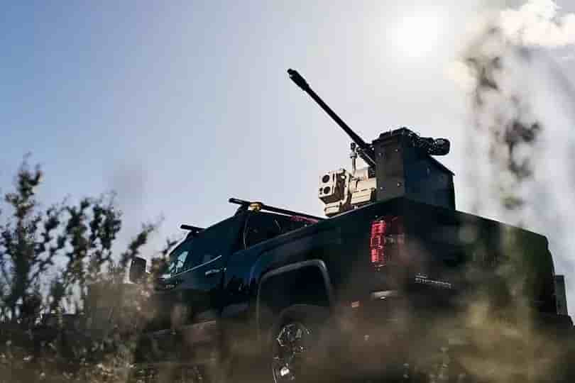 Canon anti-drones Slinger posé sur le coffre d'un pick-up GMC Sierra.