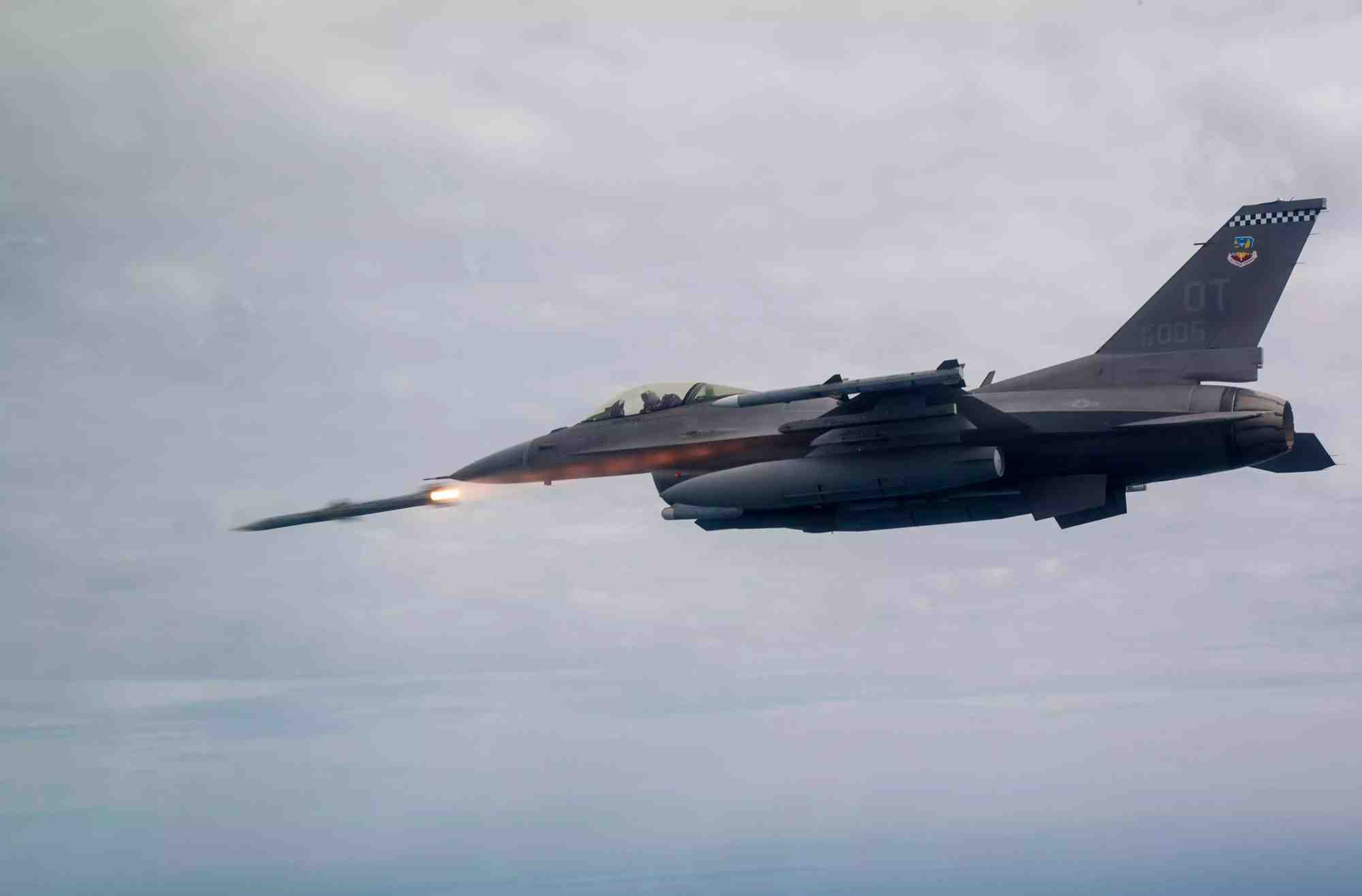 Tir d'essai d'un missile air-air AIM-120 AMRAAM par un F-16C (19 mars 2019).