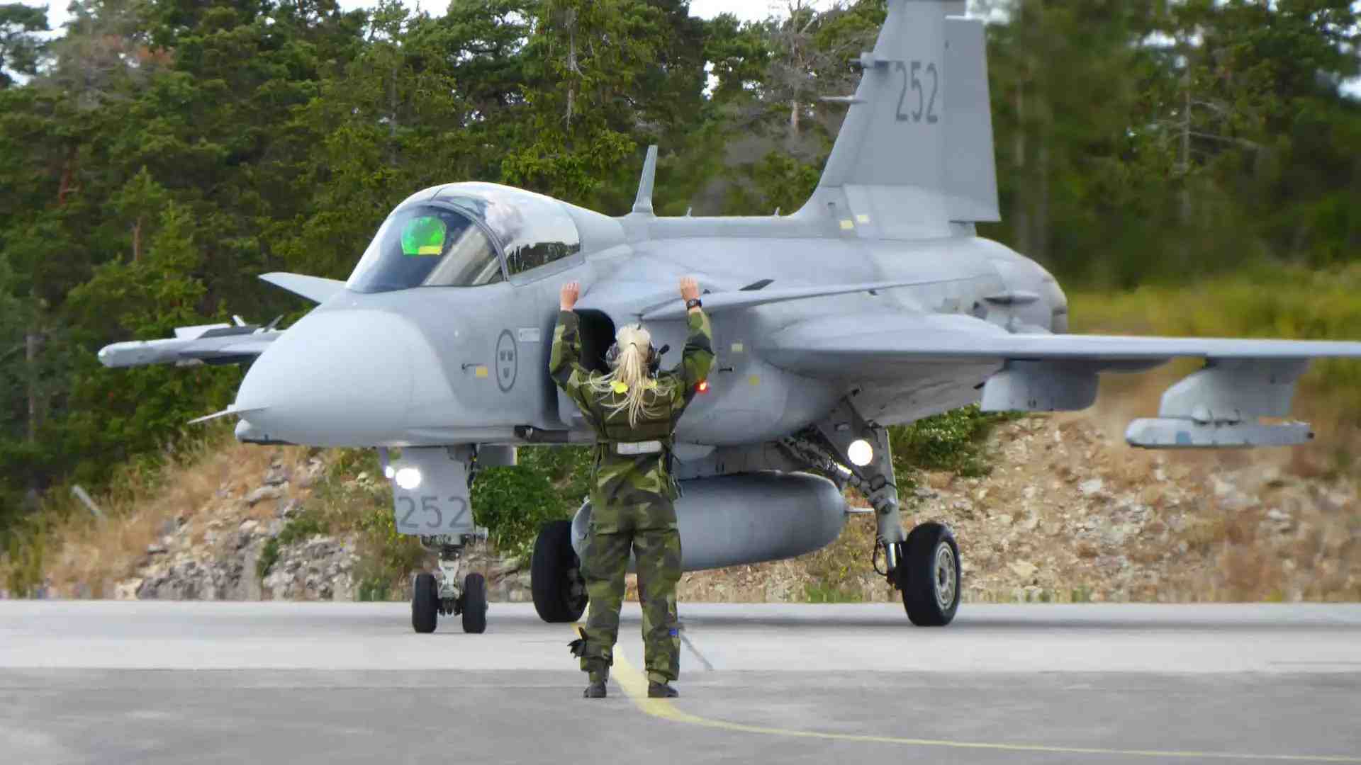 JAS 39 Saab Gripen suédoise en retour de mission.