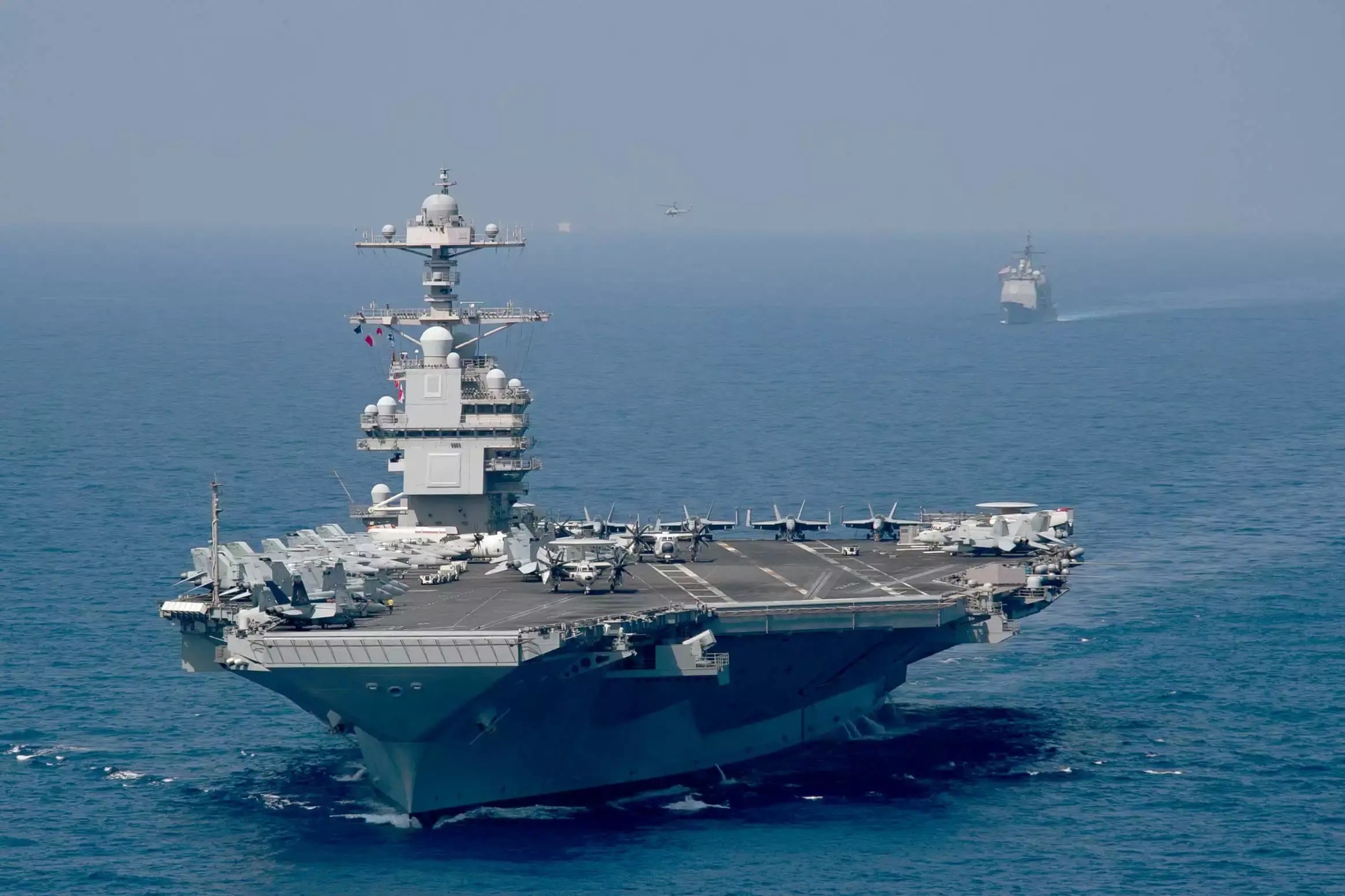 Le porte-avions USS Gerald R. Ford et le croiseur USS Normandy en mer Méditerranée.