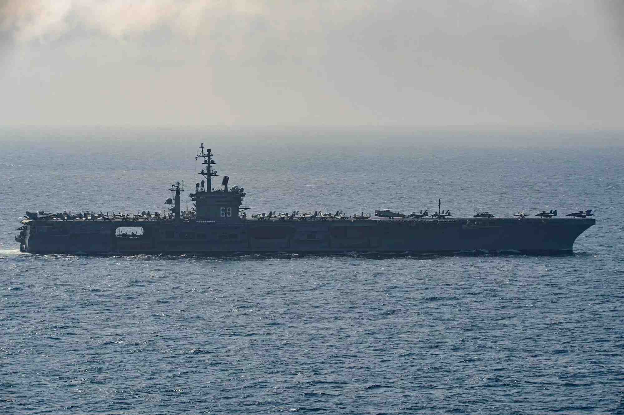 Le porte-avions USS Dwight D. Eisenhower (CVN-69) durant un entrainement avant son déploiement (27 juin 2023).