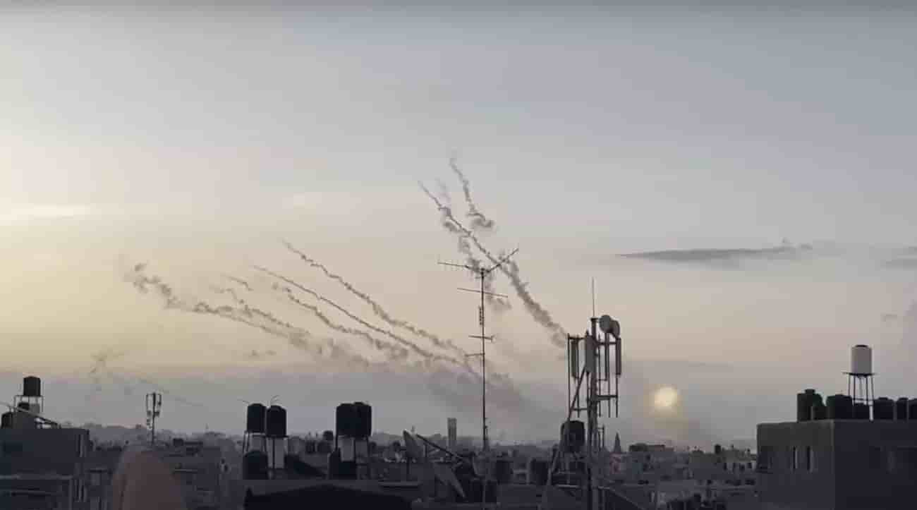 Capture d'écran d'une vidéo filmant des tirs de roquettes depuis la bande de Gaza, le 7 octobre.