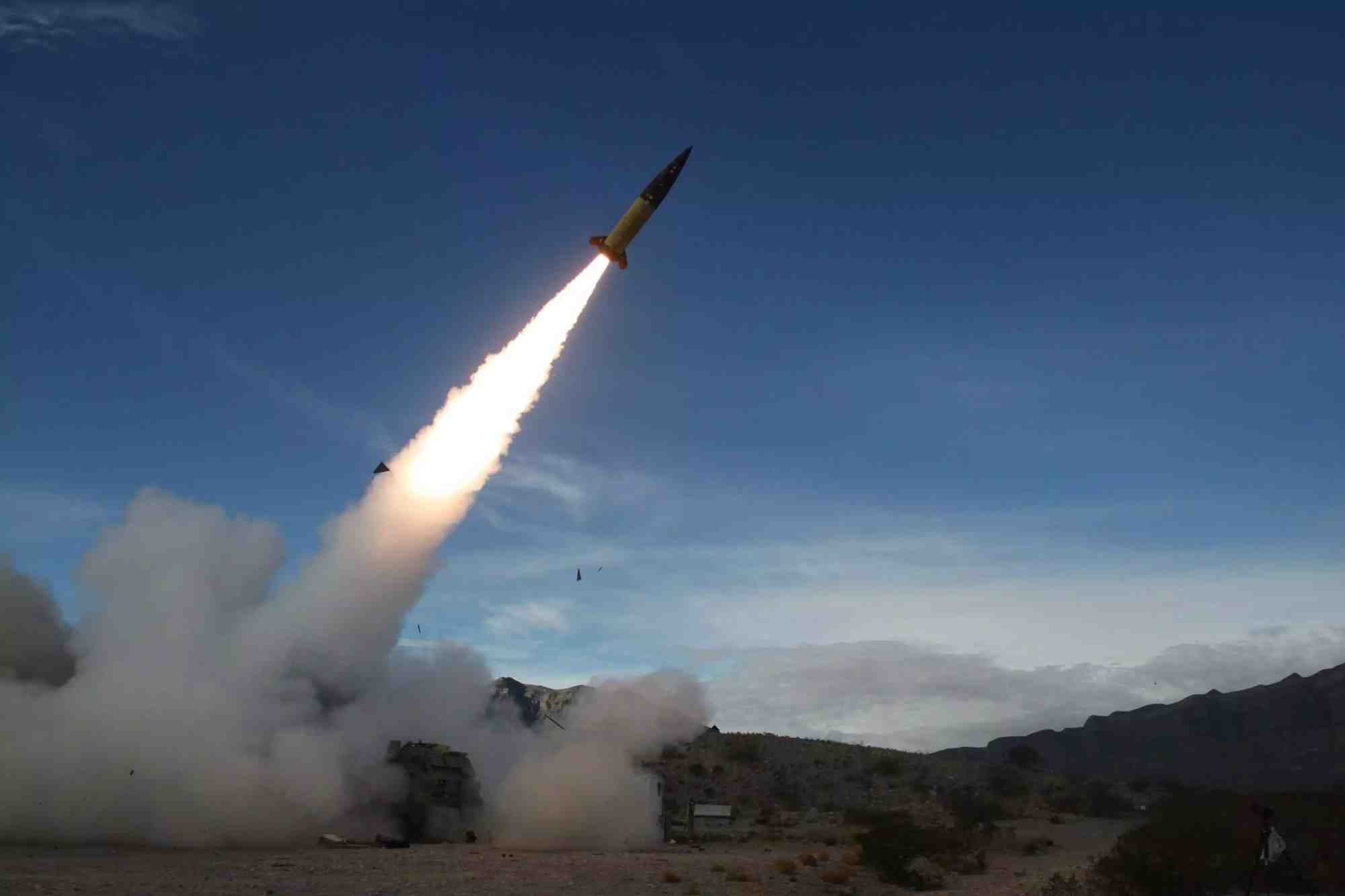 Tir d'un missile ATACMS dans le White Sands Missile Range (USA) par un M270 MLRS (14 décembre 2021).