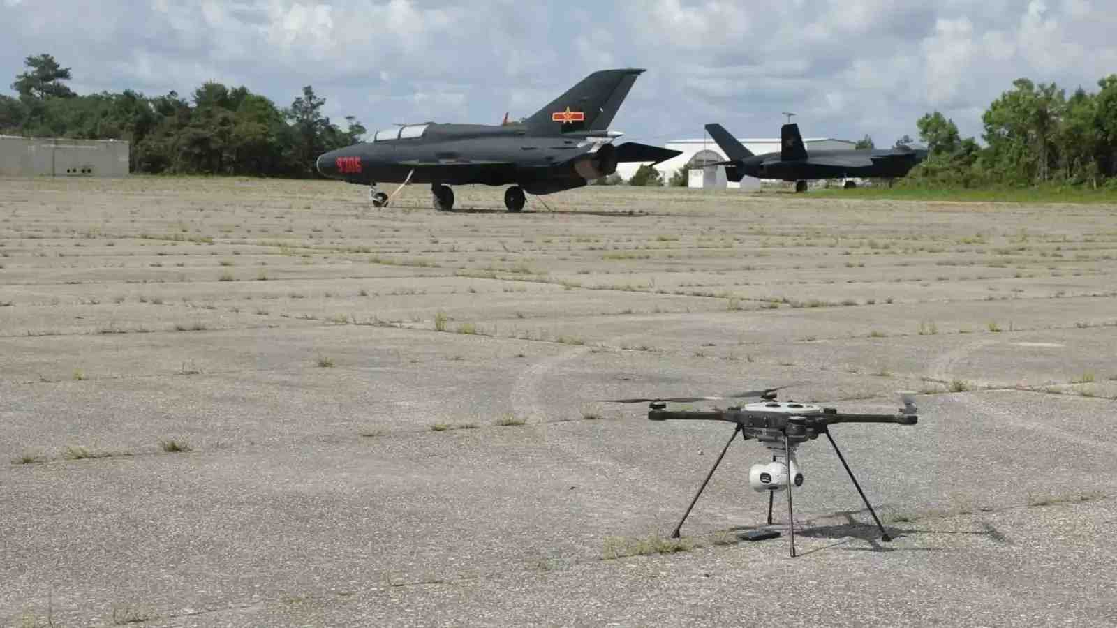 Drone R-80D SkyRaider et répliques de J-7 et J-20 chinois.
