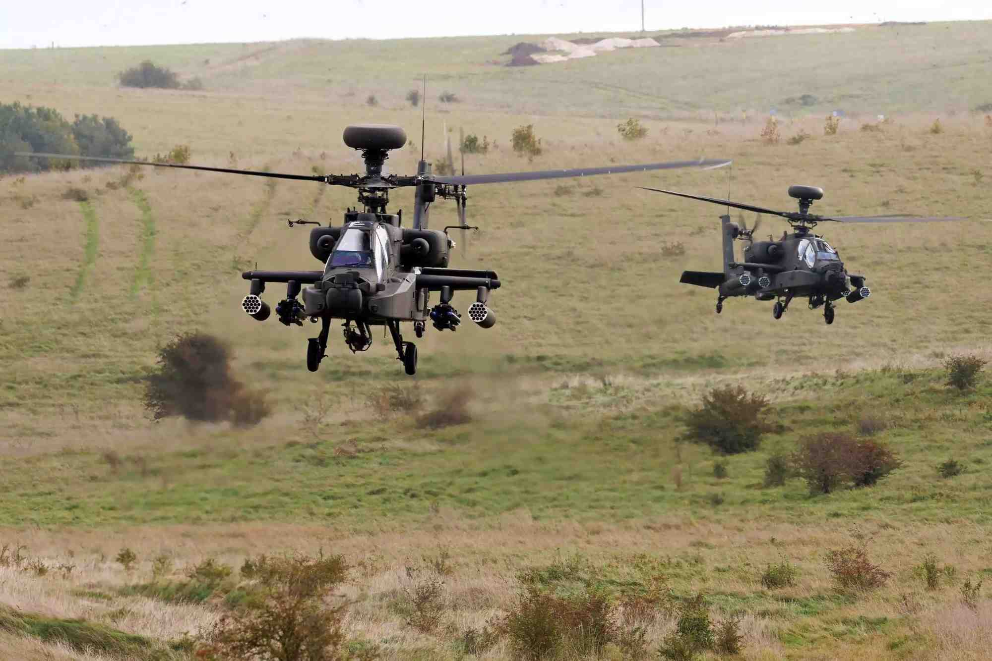 Démonstration de deux AH-64E anglais durant l'exercice Iron Titan.