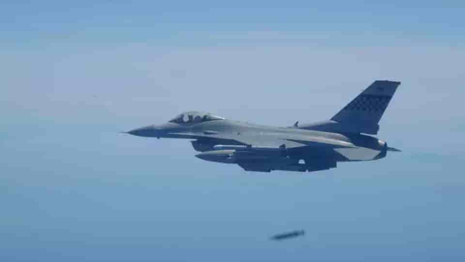 F-16 Fighting Falcon de l'USAF durant un entrainement au largage d'une GBU-39 SDB en Corée du Sud (21/05/2015).