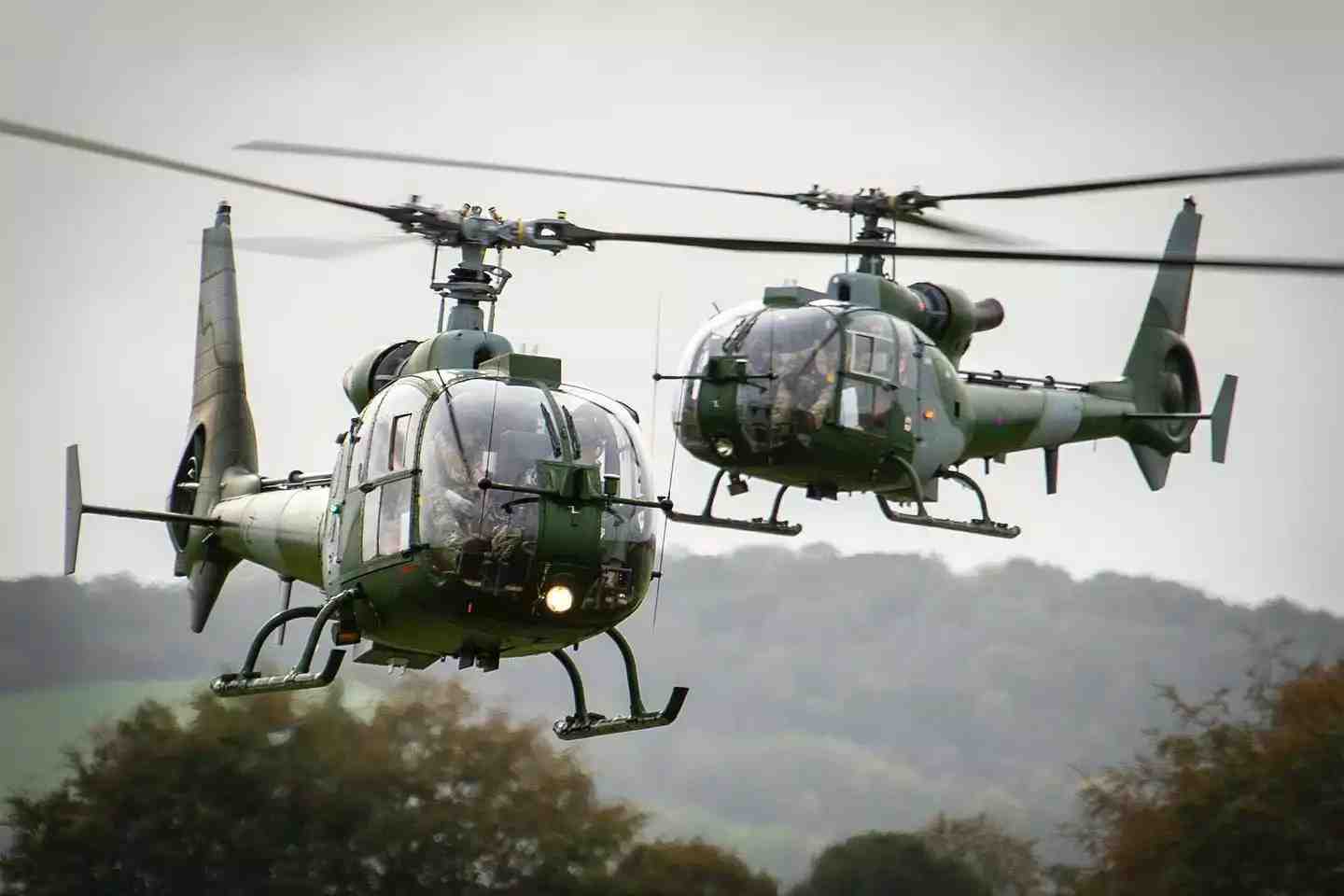 Deux des trois hélicoptères Gazelle AH.1 durant le vol d'adieu du 23 octobre 2023.